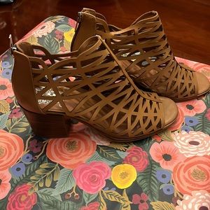 Vince Camuto Size 10 Natural color Leather Sandals with a Heel